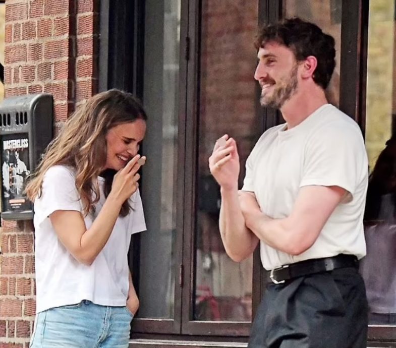 娜塔莉波曼爆新恋情 与保罗麦斯卡酒吧约会被拍