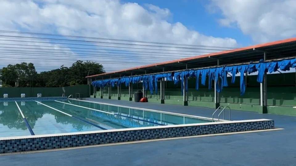 学生游泳要穿袜!校方:沉积物刮脚