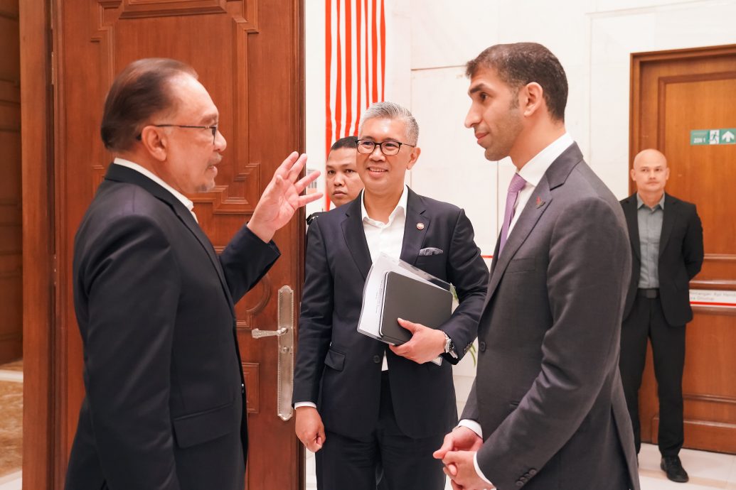 安华(左)接待萨尼时畅谈一番,中为赛夫鲁。(贸工部图)