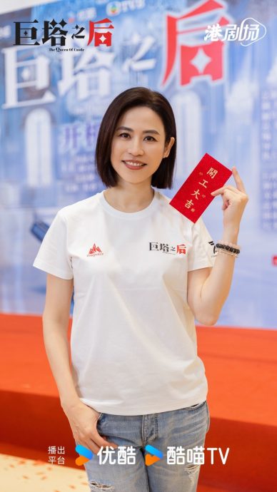 宣萱搭巴士玩自拍 手上17令吉淘宝货成焦点