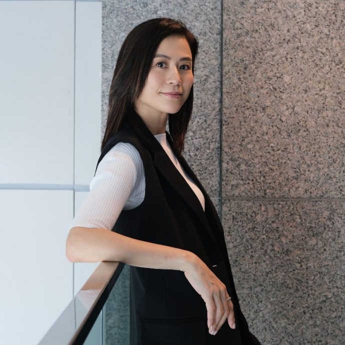 宣萱搭巴士玩自拍 手上17令吉淘宝货成焦点