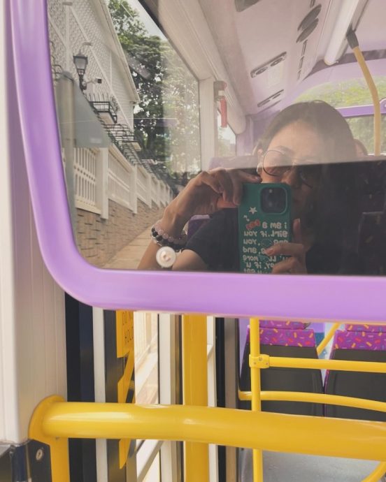 宣萱搭巴士玩自拍 手上17令吉淘宝货成焦点