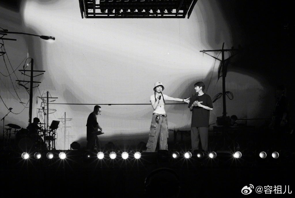 容祖儿被曝恋女导演 粉丝不满遭怼离远点