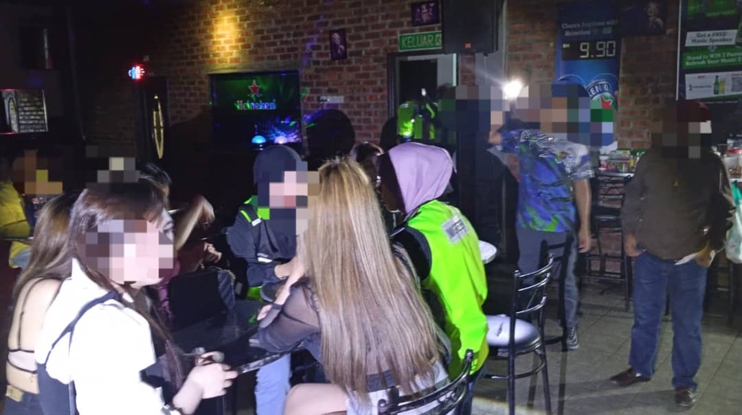 密室躲取缔 大汗淋漓 霹移民局识破扣10陪坐女郎