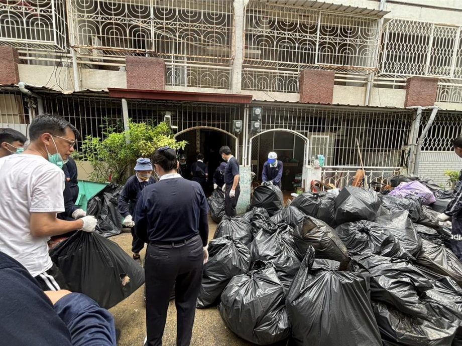 屋内囤满杂物 吊车送老夫妇入院 百人清出20吨垃圾