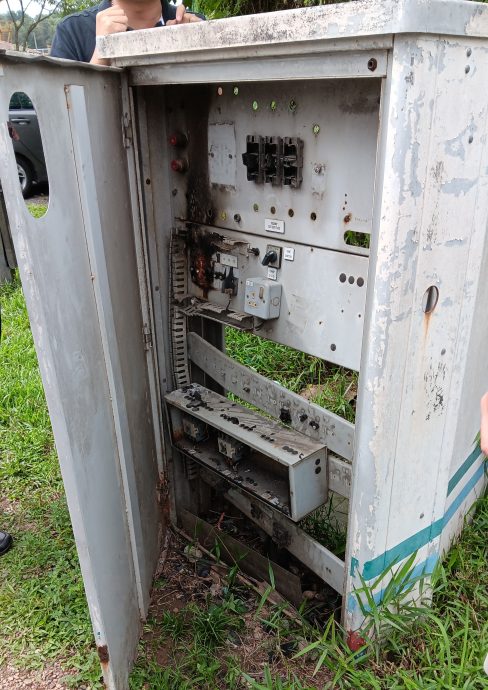 已上网（早报可头）大都会／电箱零件被偷光剩空壳，18路灯失灵道路变暗／3图