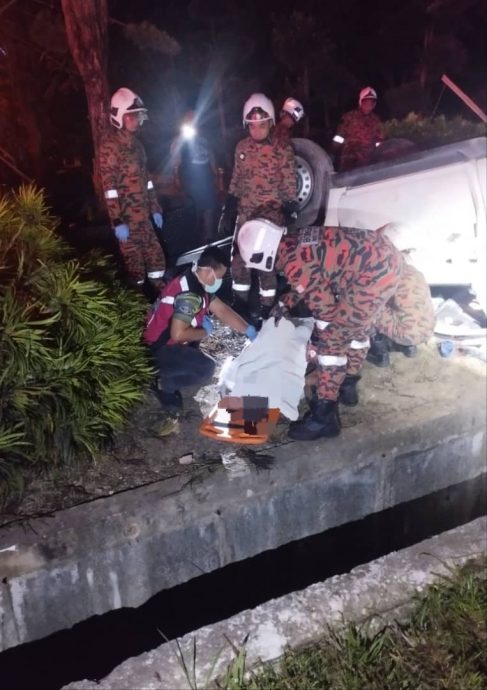 *已签发* 柔：凌晨开货车载员工，失控撞路肩翻覆，酿1死1伤