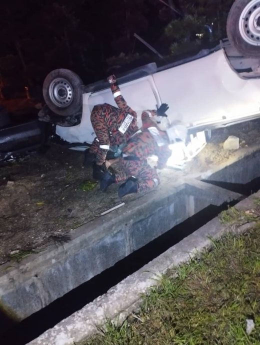 *已签发* 柔：凌晨开货车载员工，失控撞路肩翻覆，酿1死1伤