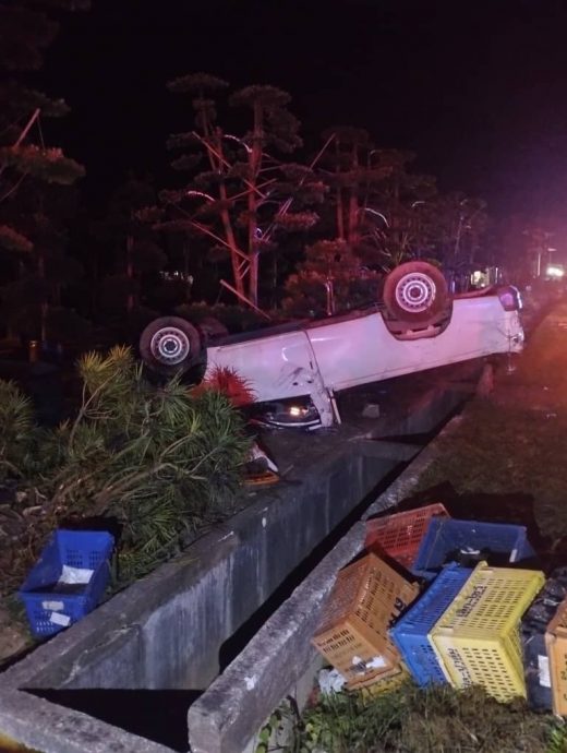 *已签发* 柔：凌晨开货车载员工，失控撞路肩翻覆，酿1死1伤
