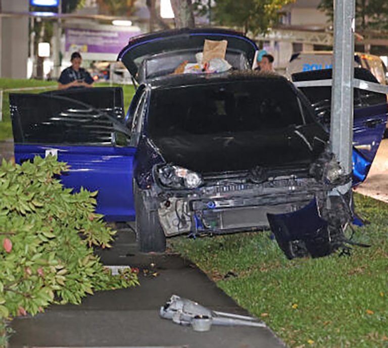 *已签发* 柔:狮城二三事:轿车逃追捕撞灯柱 男司机弃车逃 女乘客被捕