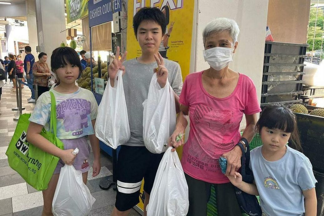 *已签发*柔:狮城二三事:1.95新元榴梿引人龙 阿嬷带三孙来抢购