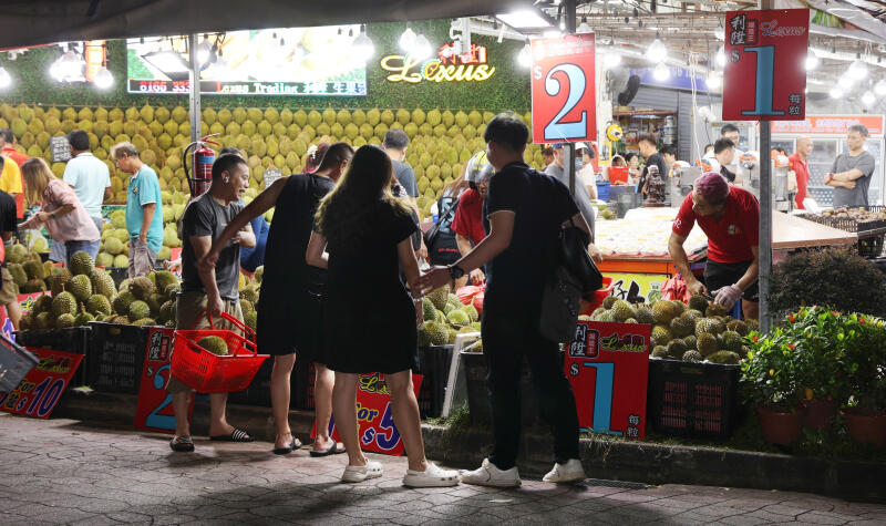 **已签发**柔:狮城二三事:榴梿季“太旺”,狮城摊主纷降价吸客还免费送