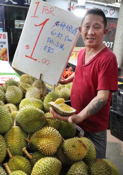 **已签发**柔:狮城二三事:榴梿季“太旺”,狮城摊主纷降价吸客还免费送