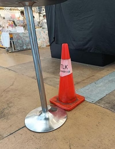 *已签发*柔：狮城二三事：疑夜市地板不平 八旬妇女绊倒手擦伤