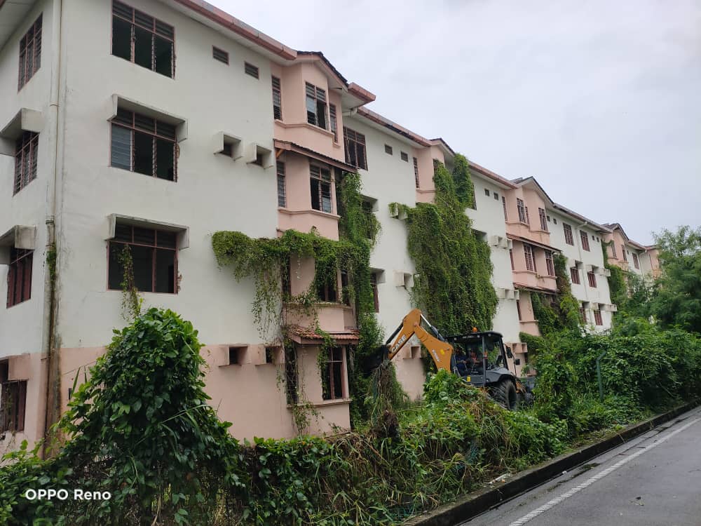 **已签发**柔:荒废逾10年模范村政府组屋,终获麻市会清理