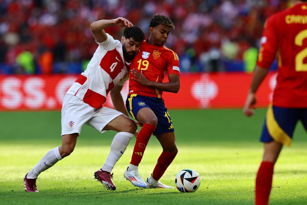 带着作业踢欧洲杯  16岁亚马尔首秀闪耀