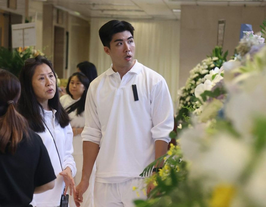 廖骏雄今设灵儿女到场打点 周润发郑少秋送上花牌致哀