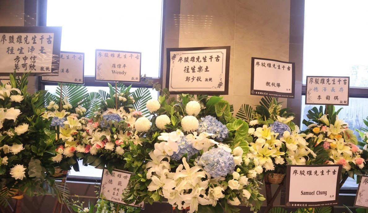 廖骏雄今设灵儿女到场打点 周润发郑少秋送上花牌致哀