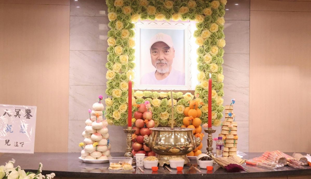 廖骏雄今设灵儿女到场打点 周润发郑少秋送上花牌致哀