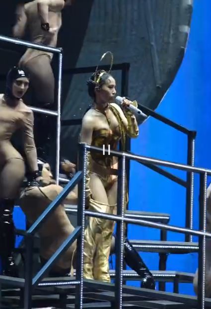 开唱吊带突松脱 蔡依林自救画面流出