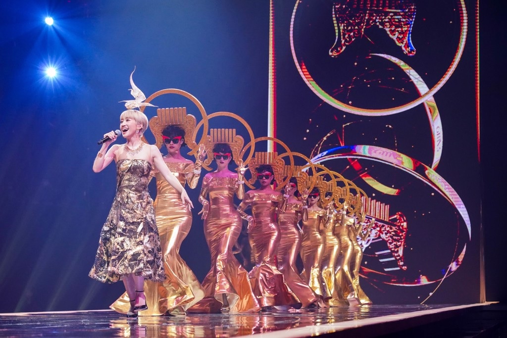 开场唱《蘑菇浓汤》 Lulu踩青峰地雷惹网怒