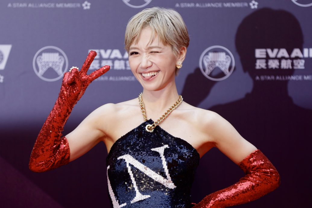 开场唱《蘑菇浓汤》 Lulu踩青峰地雷惹网怒