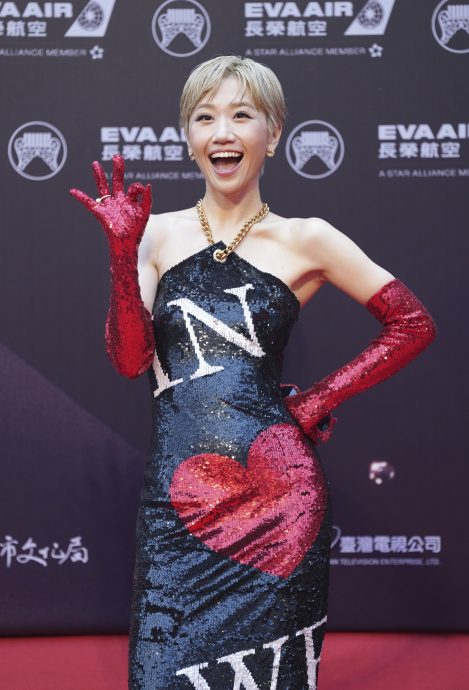 开场唱《蘑菇浓汤》 Lulu踩青峰地雷惹网怒