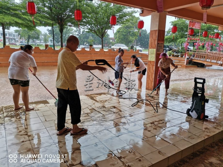 怡昨大雨多处闪电水灾  岩洞旅游区今早忙清理