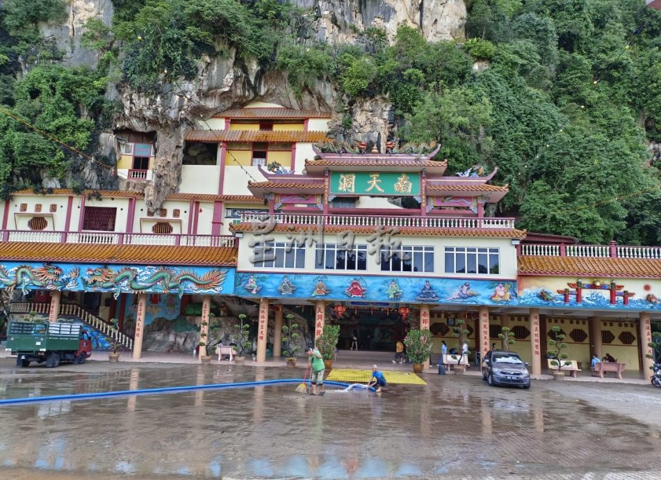 怡昨大雨多处闪电水灾  岩洞旅游区今早忙清理