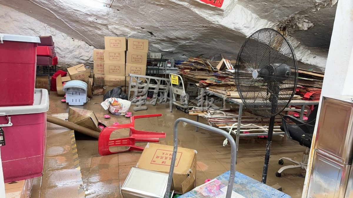 怡昨大雨多处闪电水灾  岩洞旅游区今早忙清理