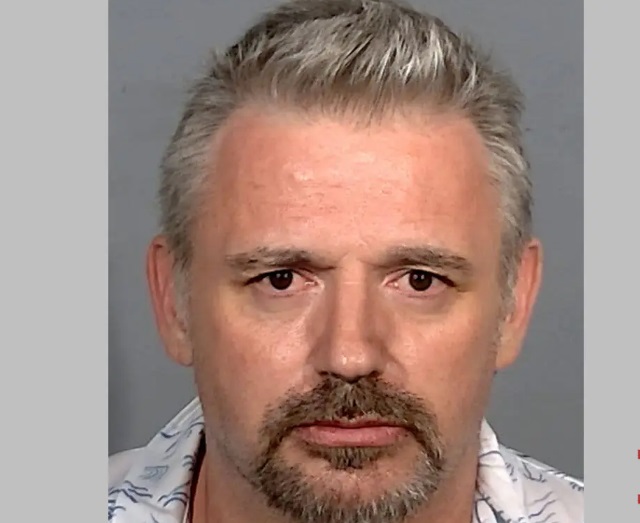 扬言“我全副武装” 男子用iPad连抢2银行 