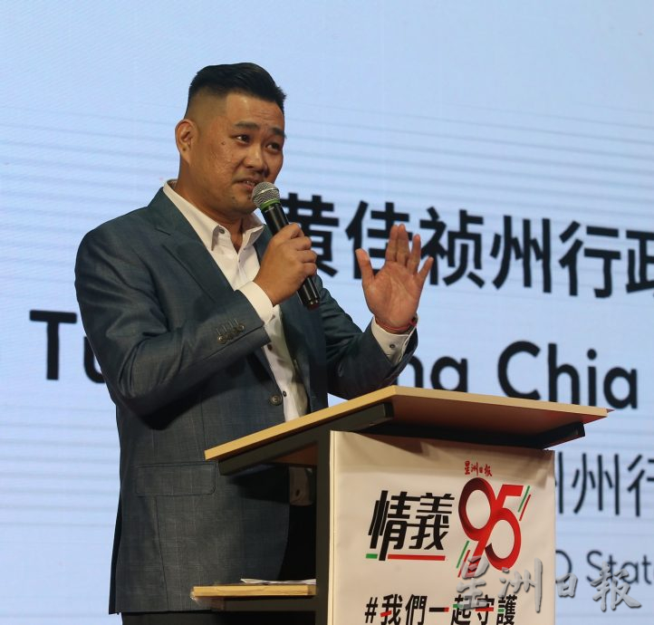 报庆吉玻晚宴(全国版)黄佳祯:传统媒体是精英集团,承担的是大众和精英之间桥梁的功能。