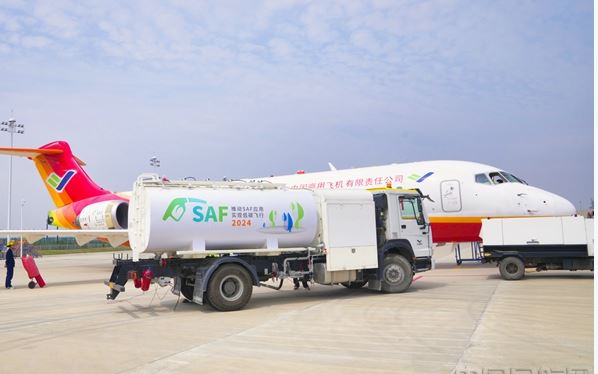 拼盘 中国绿色航空技术突破 地沟油变飞机燃油 2客机完成首飞