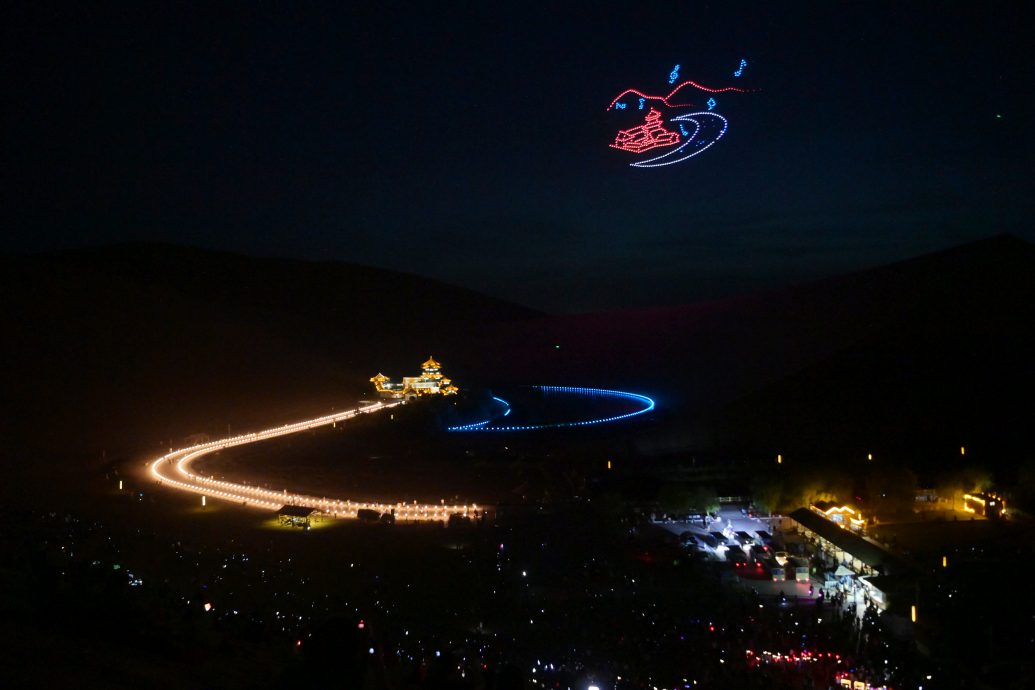 拼盘 敦煌大漠“万人星空演唱会”：沙山作天然幕布