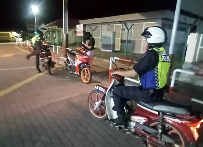 摩托抛锚 女生彷徨,暖警助修理 还护送回家