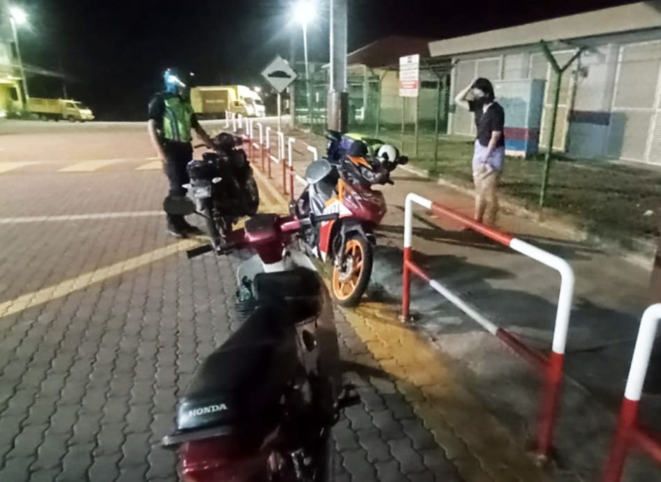 摩托抛锚 女生彷徨,暖警助修理 还护送回家