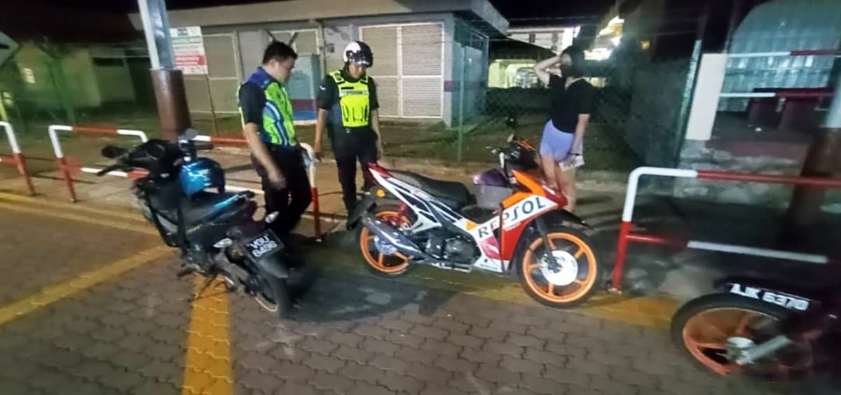 摩托抛锚 女生彷徨,暖警助修理 还护送回家