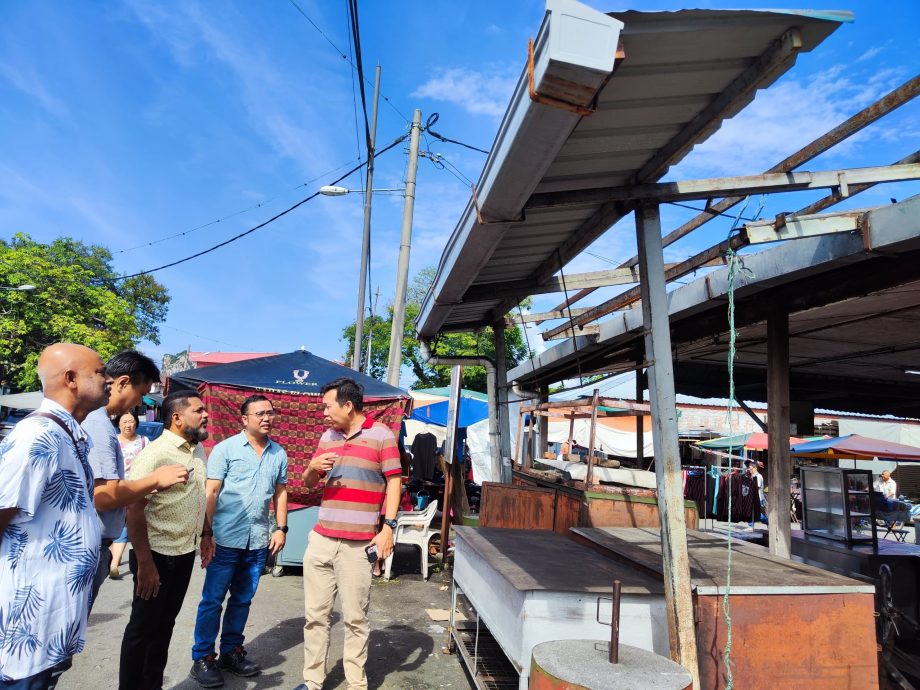 斗华巴刹铁遮阳棚遭吹倒 黄文标承诺资助小贩修好