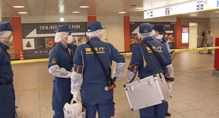日本东京JR新宿站附近警察遇袭 腹部被刺伤倒地