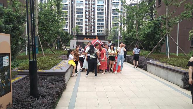 暖势力)孕妈妈小区门口突然临盆 物业和邻居们撑起临时“产房”