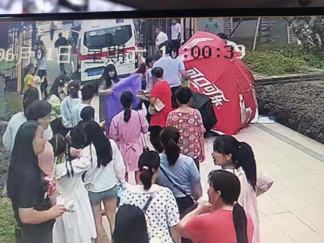 暖势力)孕妈妈小区门口突然临盆 物业和邻居们撑起临时“产房”