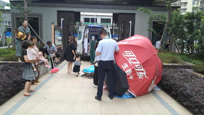 暖势力)孕妈妈小区门口突然临盆 物业和邻居们撑起临时“产房”