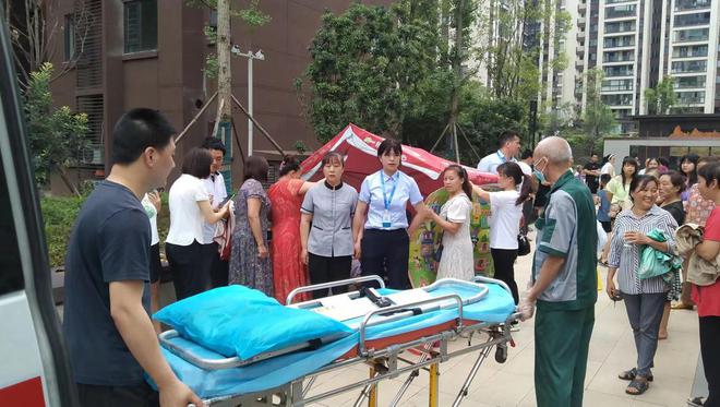 暖势力)孕妈妈小区门口突然临盆 物业和邻居们撑起临时“产房”