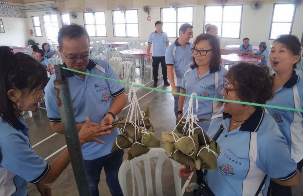 曼绒古田会馆老中青理事同庆双亲节与端午节