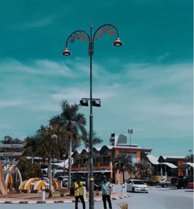 曼绒市议会拍视频 教导投诉路灯失灵