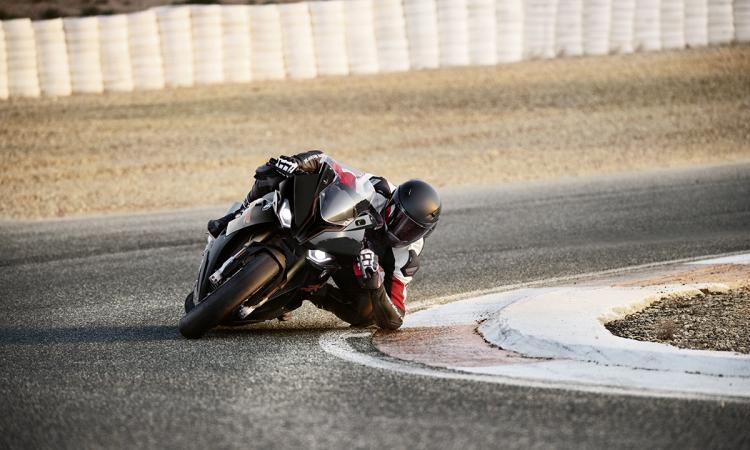 月入6千买宝马超级摩托 男子后悔:月中只剩50块