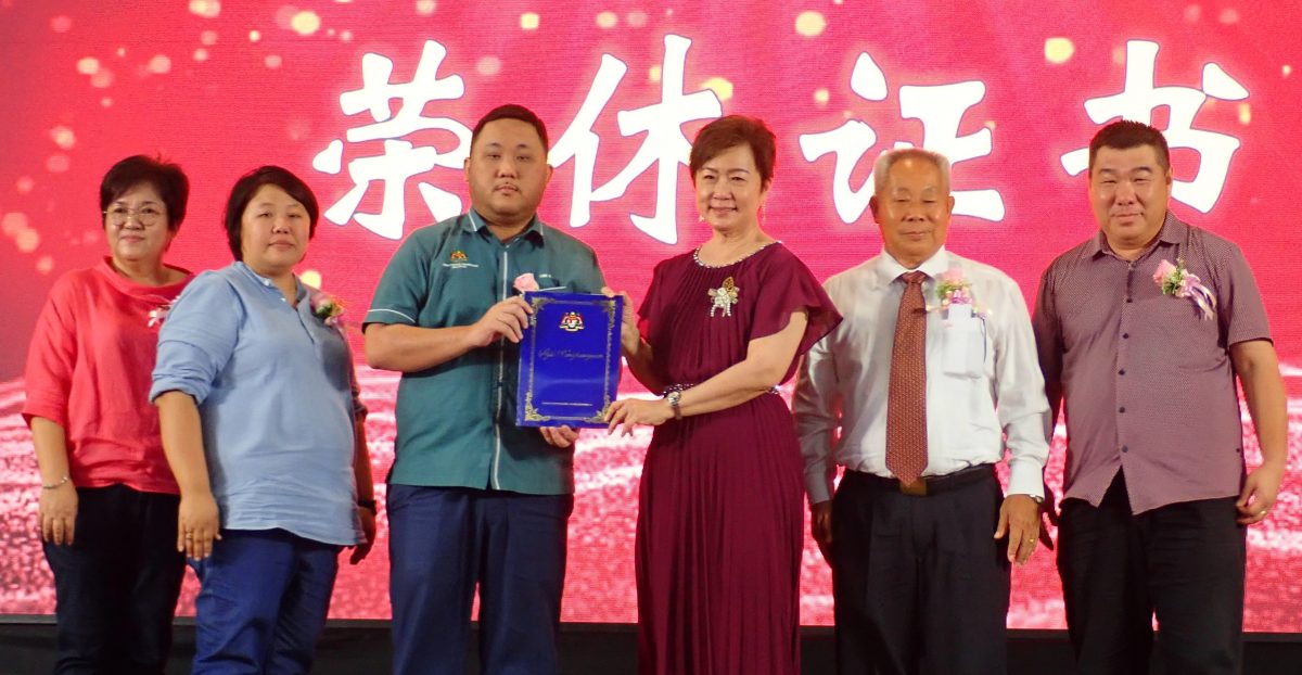 服务杏坛逾36年 保阁亚三华小校长王丽娟荣休