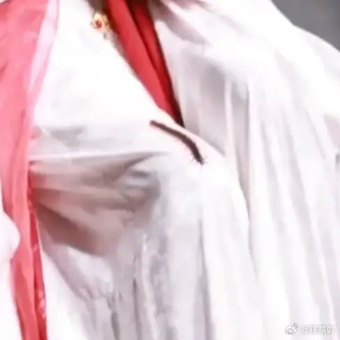 李一桐拍戏蜈蚣钻入戏服 网看吓“头皮发麻” 