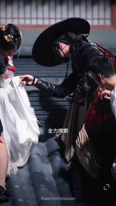 李一桐拍戏蜈蚣钻入戏服 网看吓“头皮发麻” 