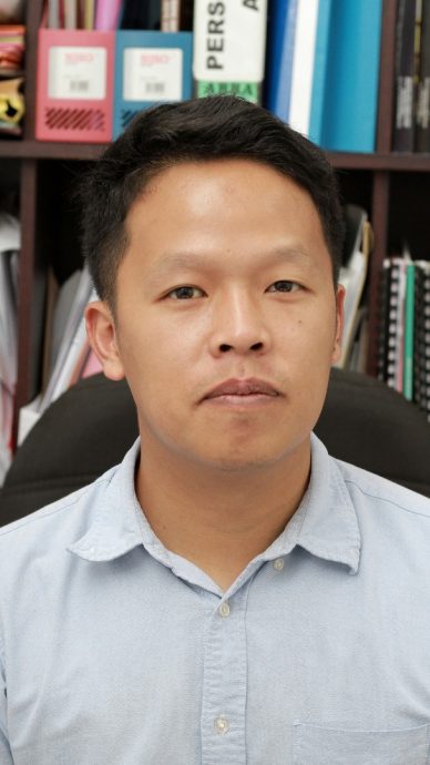 林明新路口道路崩塌半年未维修,休旅车闪路坑爆胎损失1300令吉。